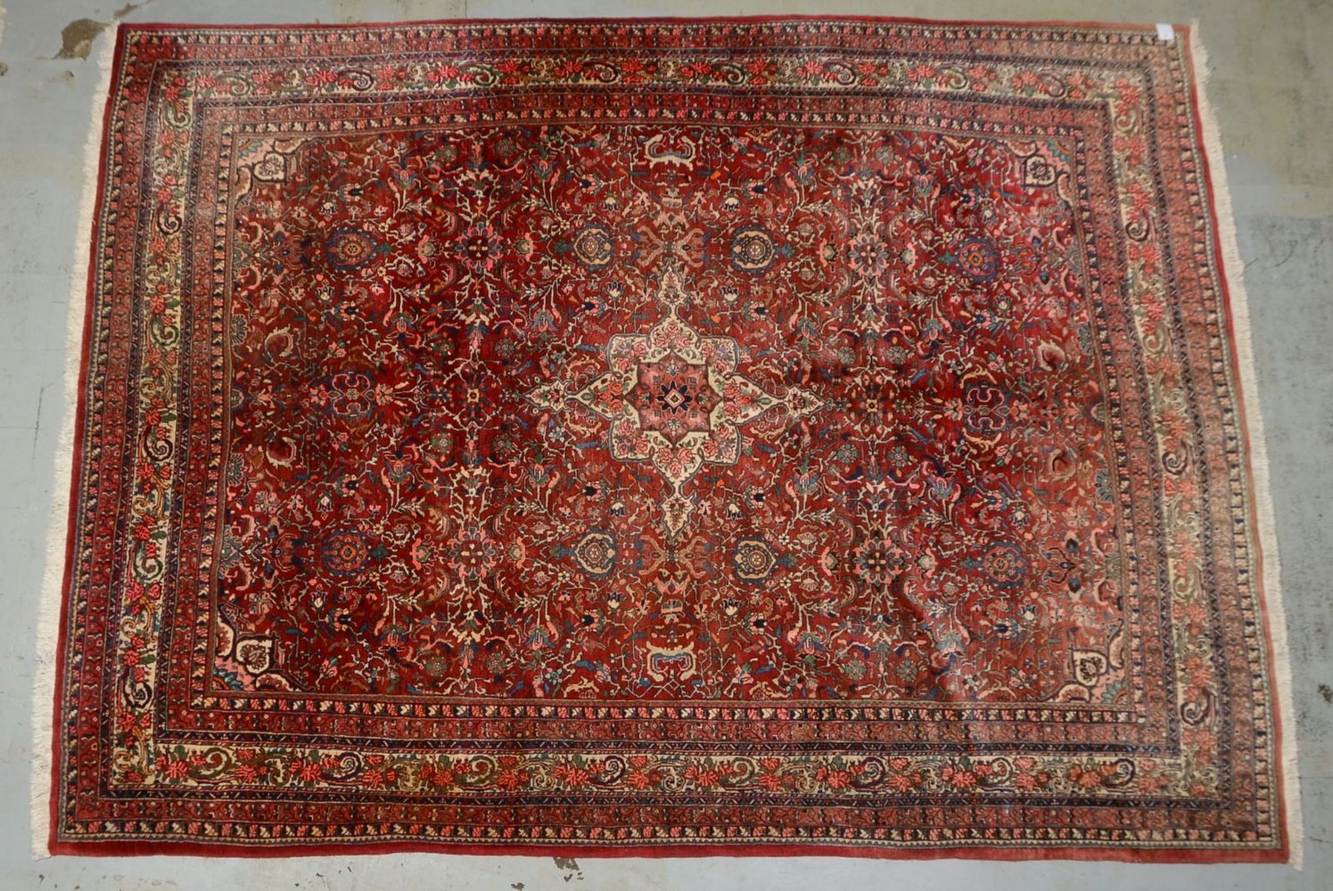 Rosen-Bidjar, sehr feste mittelfeine Kn., sehr dichter hoher Flor - Ecken leicht aufgehellt
