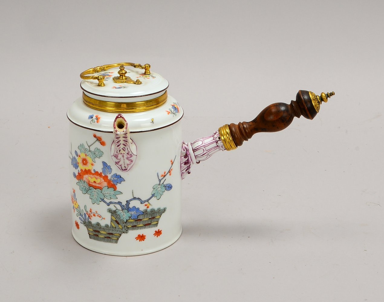 Meissen-Schokoladenkanne, zylindr., mit Deckel und seitl. Griff, Kakiemon-Dekor