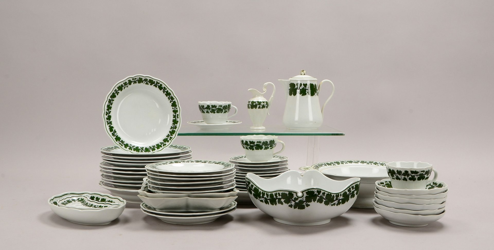 Meissen, Speiseporz.-/Kaffeeporz.-Restservice, Weinlaub-Dekor, 50-teilig (div.)