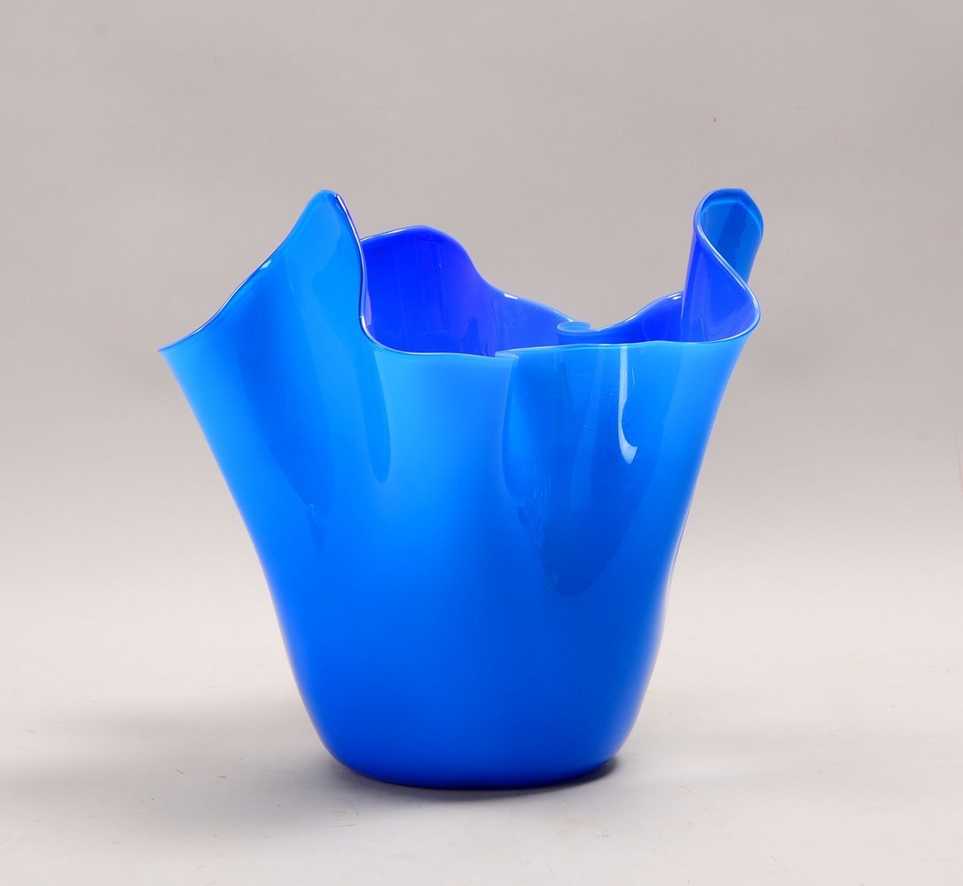 Venini/Murano, Fazzoletto-Vase, Opalglas in Hell-/Himmelblau, Entw. F. Bianconi, sign.