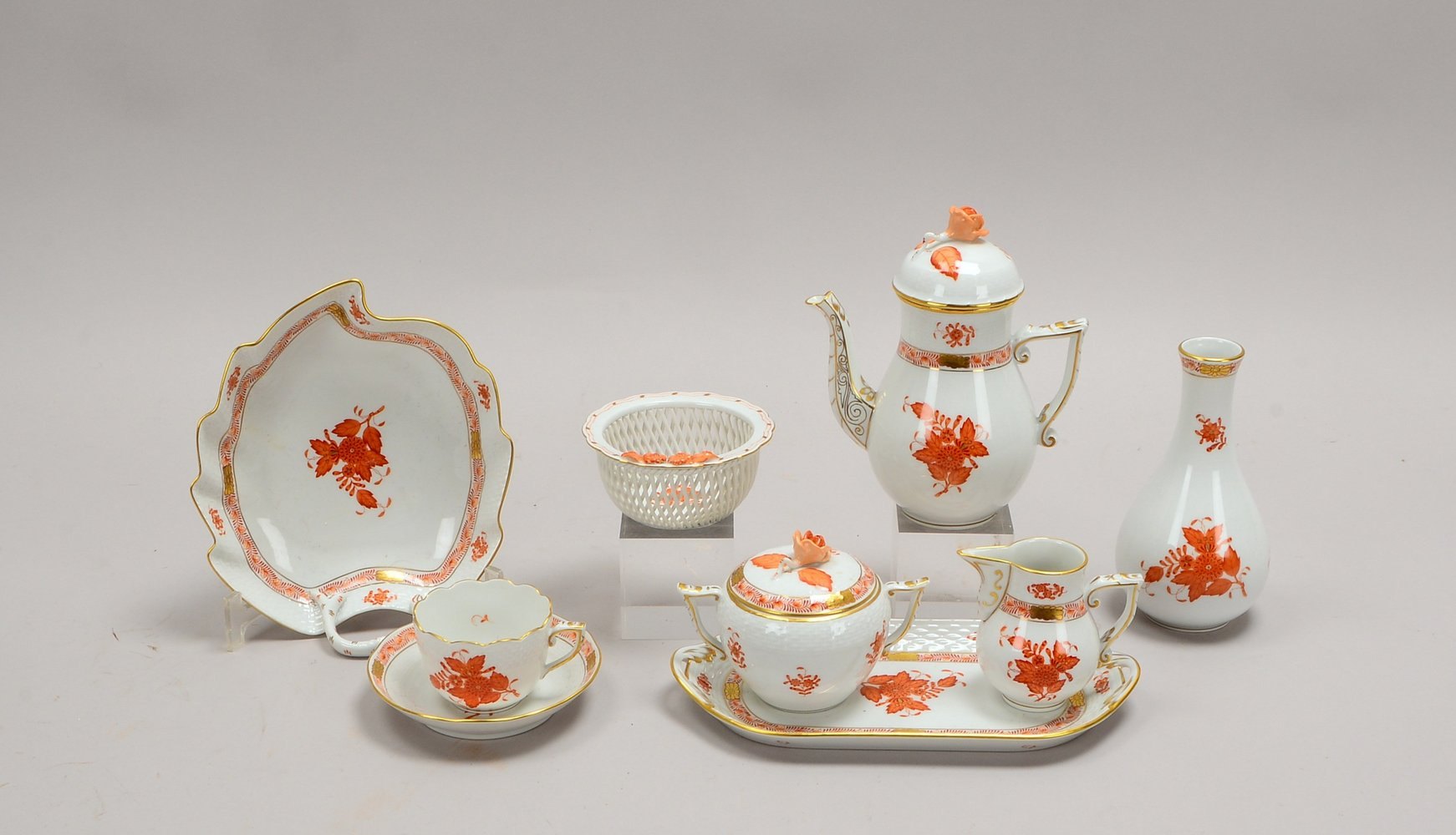 Mokkaservice, 'Apponyi Rot', für 1 Pers.: Kaffeekern auf Tablett, Tasse/UT, 2x Schalen, 1 Vase