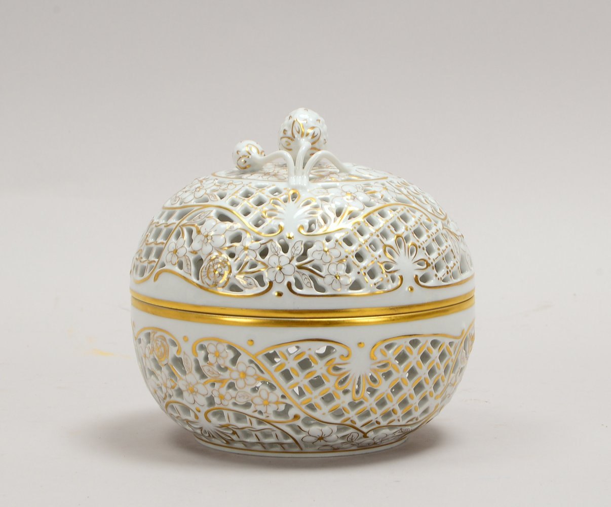 Herend/Ungarn, Deckeldose, 'Potpourri', durchbr./mit Blütendekor, figürl. Knauf ('Beere')