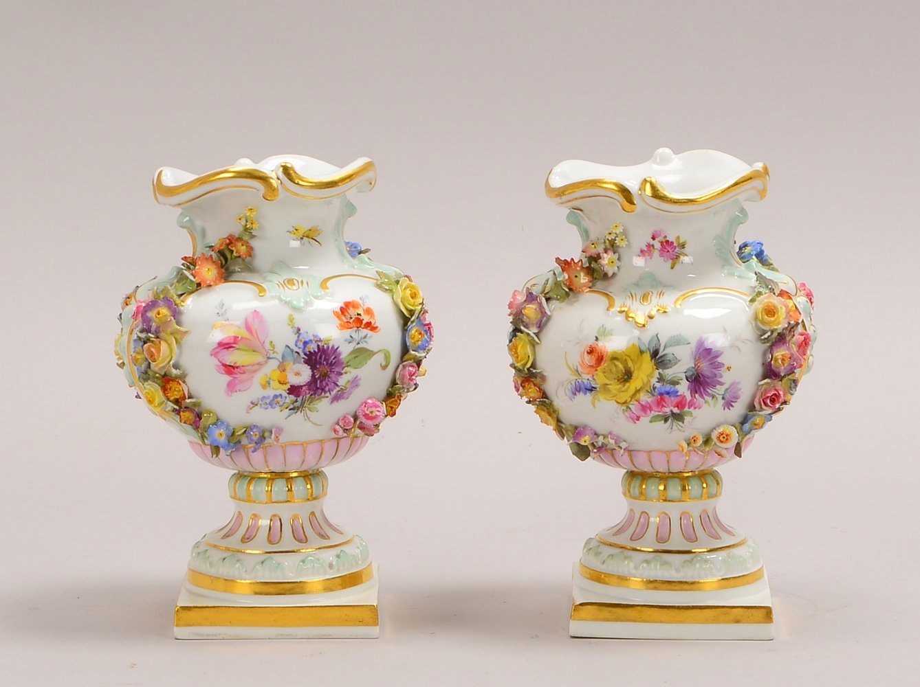 Meissen, Paar Porz.-Tischvasen, mit 'Blumenbouquets' und plast. Blütenappl.