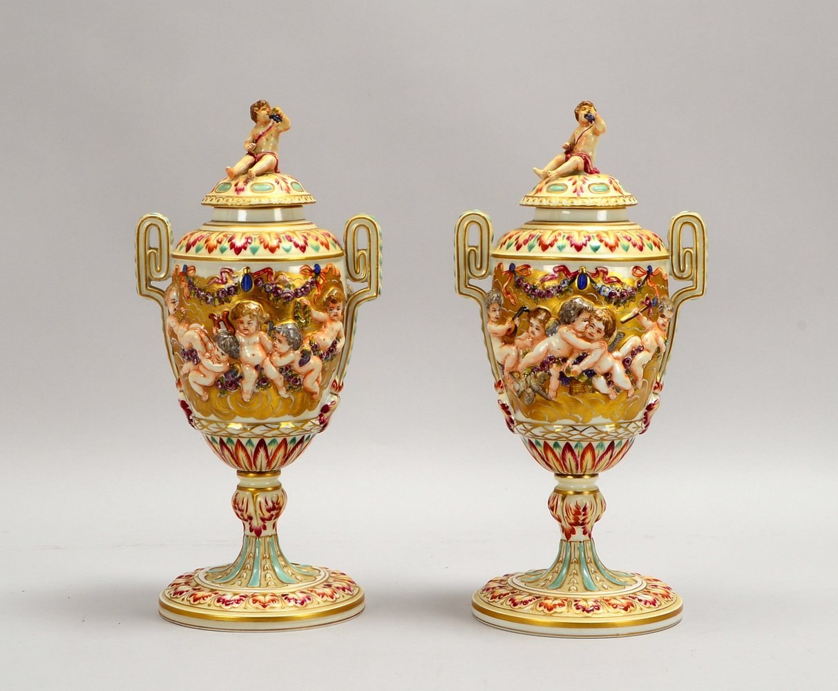 Capodimonte Doccia ('Bekröntes N'), 2 Pokal-Deckelvasen (Ende 19. Jh.); Höhe 31 cm
