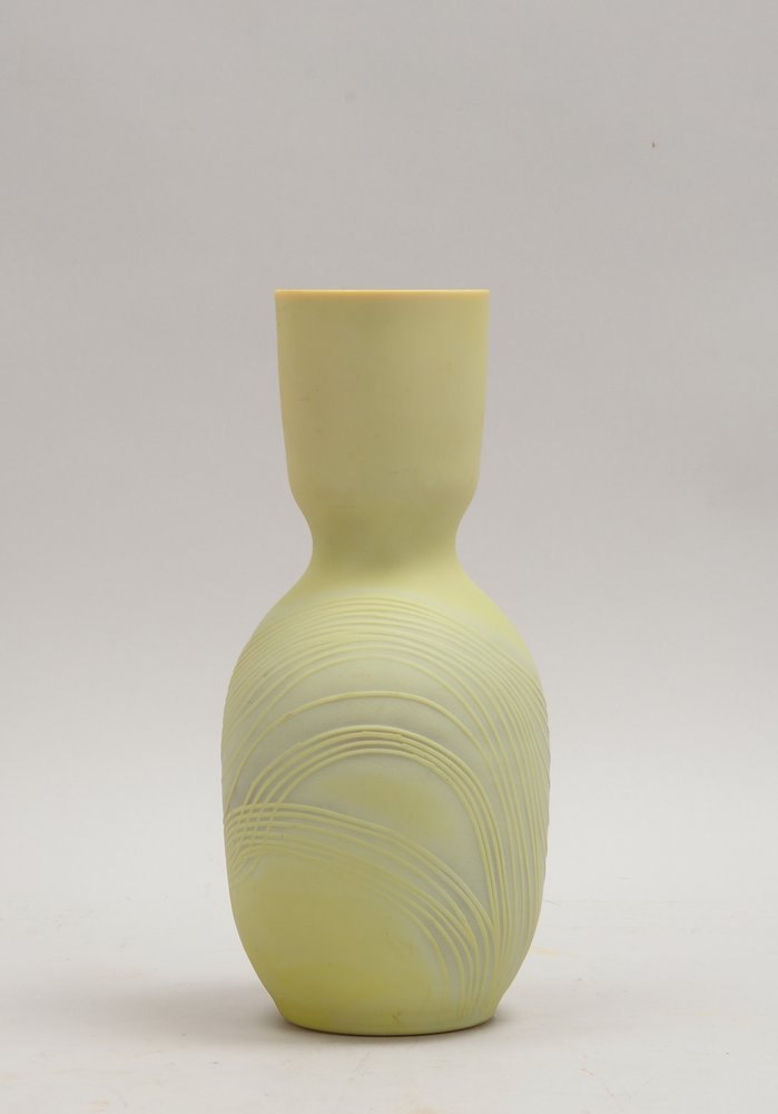 Tischvase, grün-beigef. Glas, innen rot unterfangen, im Boden mit monogr.; Höhe 29 cm