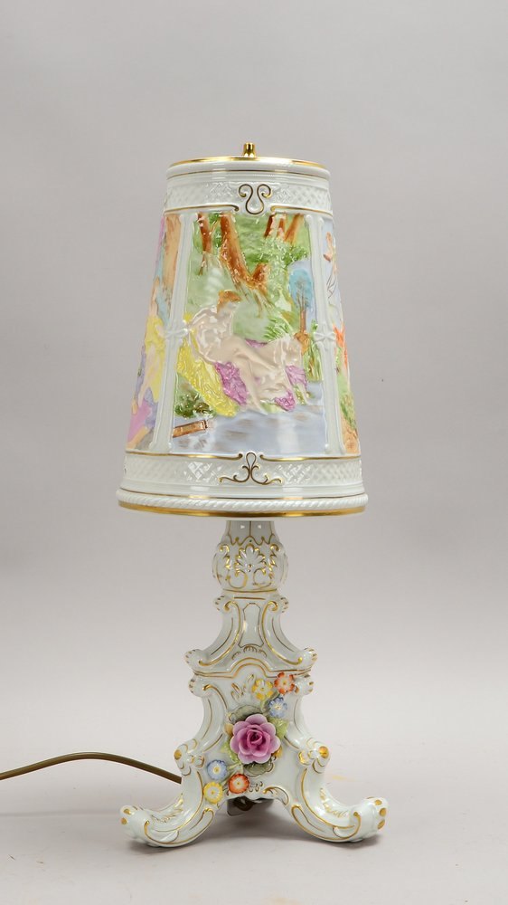 Tischlampe mit Lithophanie-Schirm ('Erot. Szenen'), Schaft im Barockstil; Höhe 54 cm