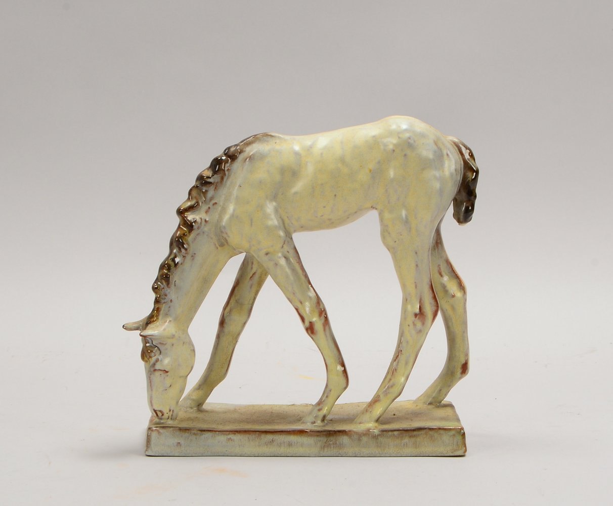 Karlsr. Majolika, Keramik, 'Grasendes Pferd', Mod. '4563', Entw. Else Bach; Höhe 21 cm