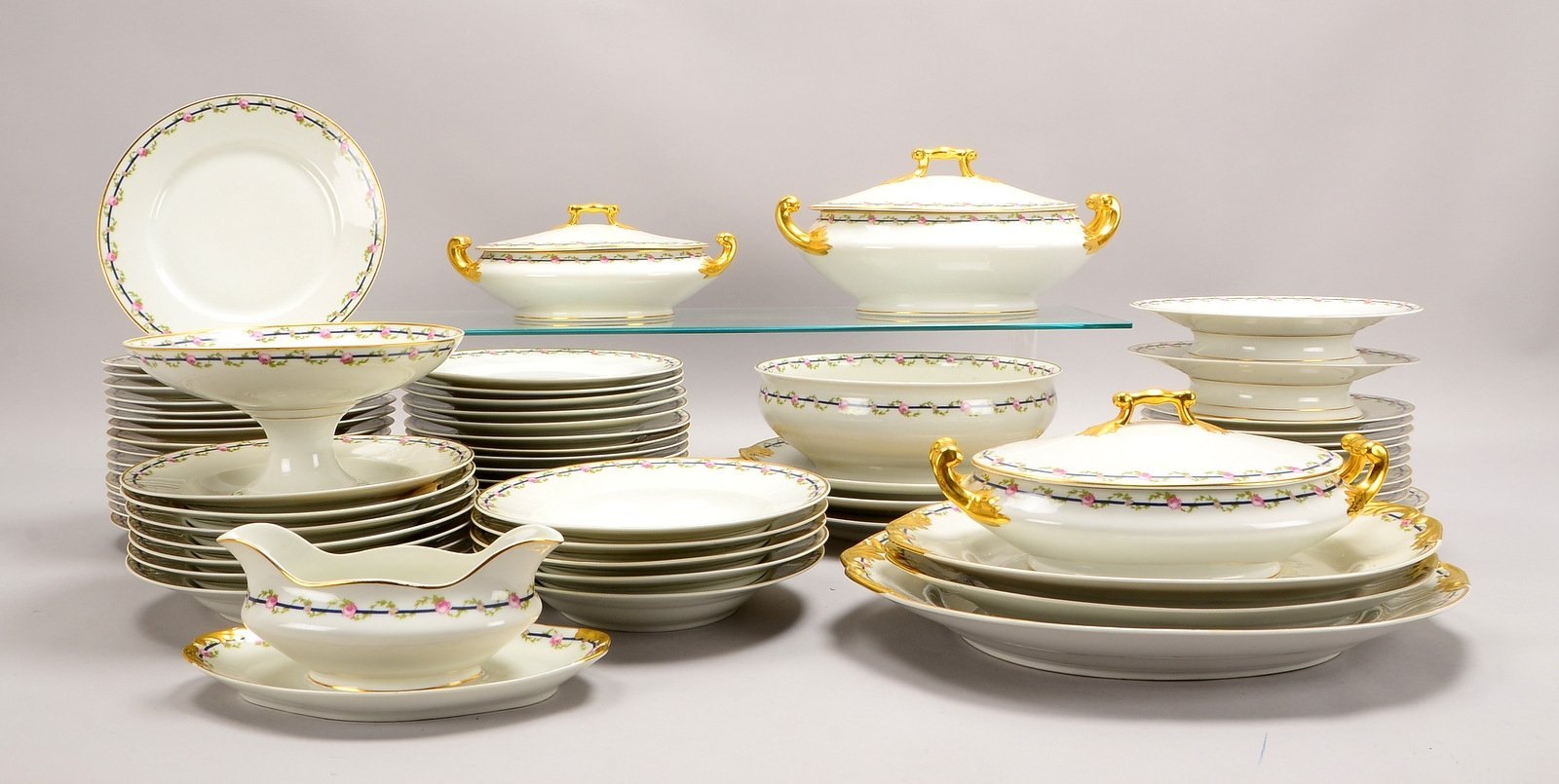Limoges, umfangreiches Tafelservice, diverse Teller, Servierplatten und Schüsseln