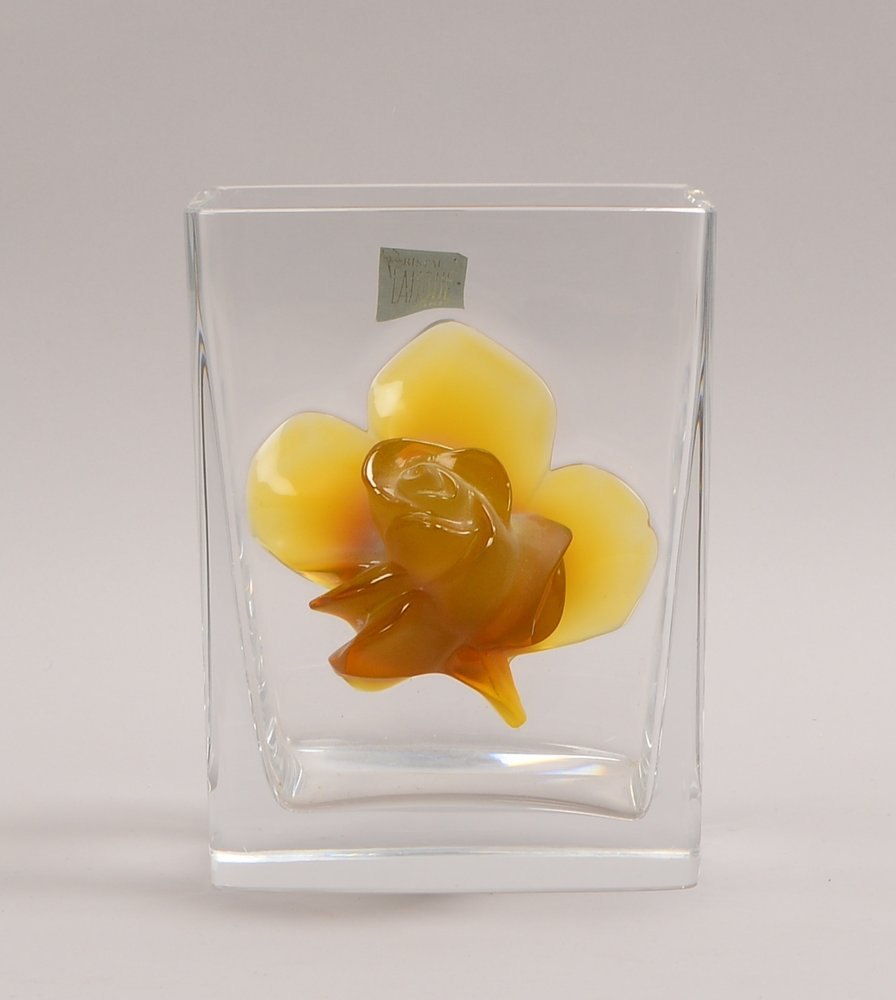 Lalique, Künstler-Glasvase, kub. Form, starkes Kristallglas mit bernsteinf. Appl. ('Rose')