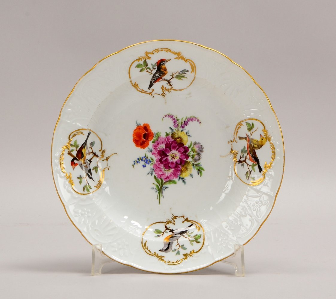 Meissen, Porz.-Teller, handbemalt, Spiegel mit 'Blumenbouquet', relief. Fahne