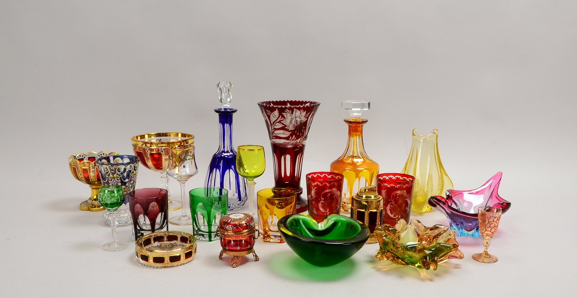 Tischglas-Konvolut (u.a. Böhmen), Kristall, versch. Vasen, Karaffen und Schalen, 20 St.