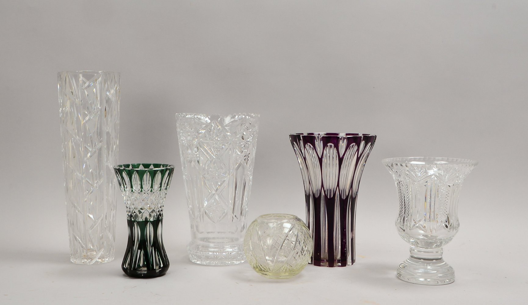 6 Tischvasen, Kristallglas geschl., Glas teils farbig überf.; Höhe 11 cm - Höhe 38 cm