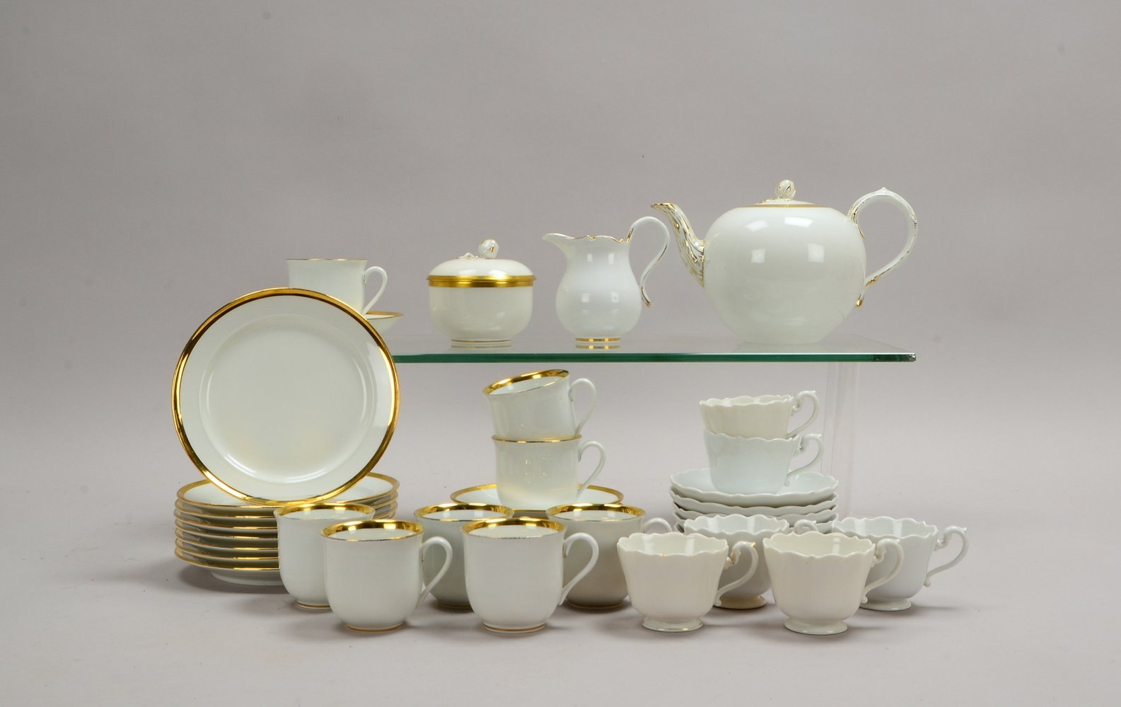 Meissen-Tafelservice, mit Goldrand: Teekanne, 8x Gedecke, 1 Zuckerdose; u.a.