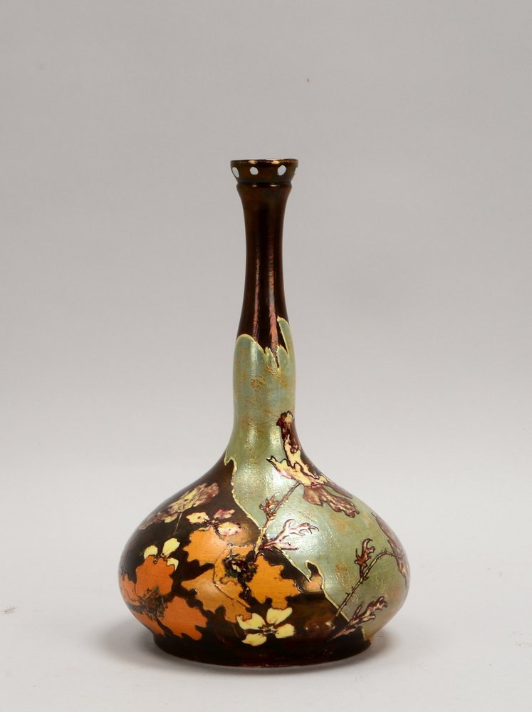 Turn-Wien (um 1918), Keramikvase, 'Pergamon', Entw. E. Wahliss, bez./numm., Signet