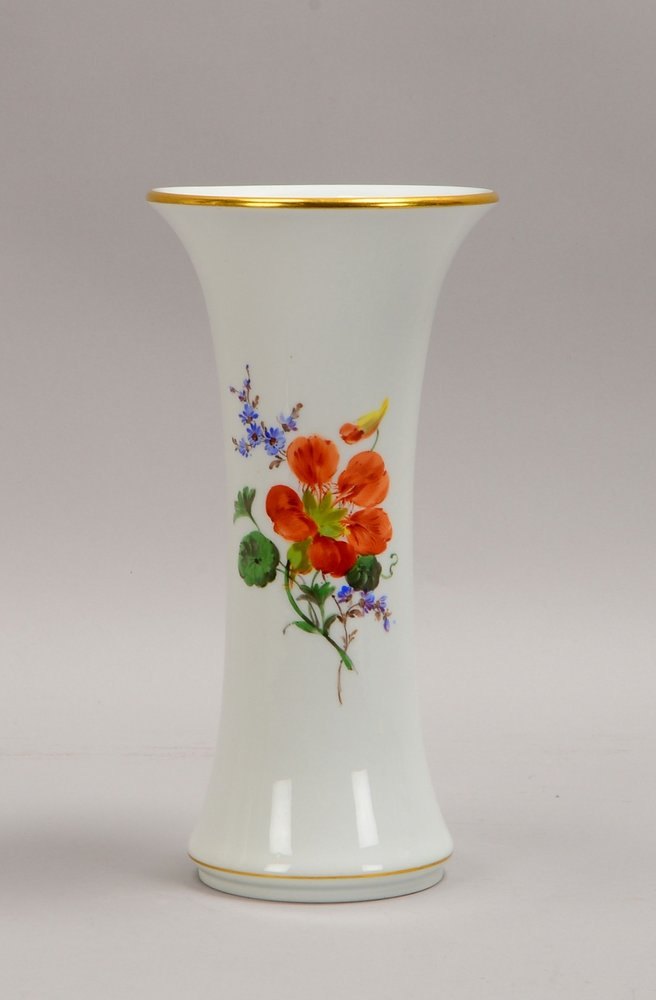 Meissen, Tischvase, Wandung umlaufend mit Blumendekor, mit Goldrand; Höhe 24,5 cm