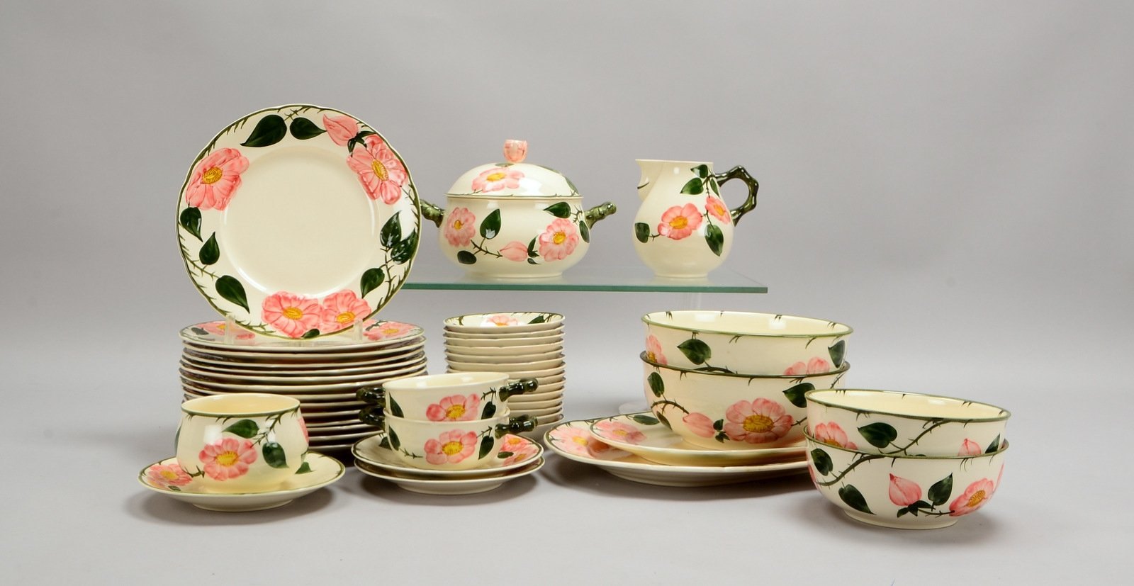 Villeroy & Boch, umfangr. Speiseporz., Dekor 'Wild Rose', für 12 Pers., div. Servierteile