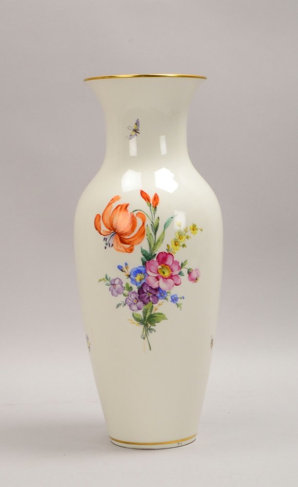 KPM, gr. Porz.-Tischvase, Schmetterlingsdekor und Blumenmotiv; Höhe 40 cm