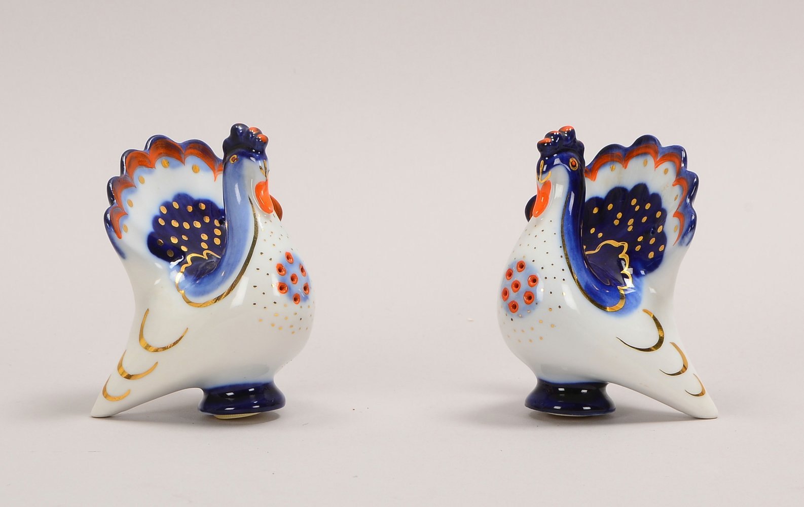 Lomonosov, Paar figürlicher Salièren, als 'Truthähne' gestaltet; Höhe 9,5 cm