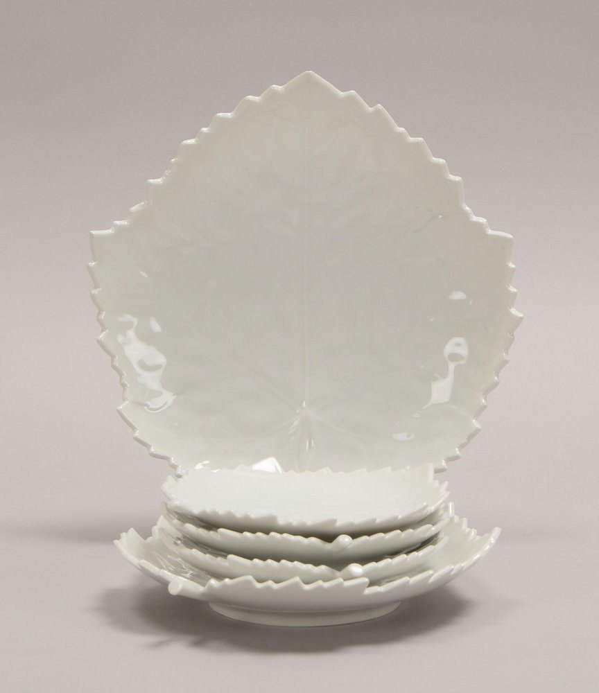 KPM, 5 Weißporzellan-Schalen, Blattform, versch. Größen; Ø 12 cm - Ø 20 cm
