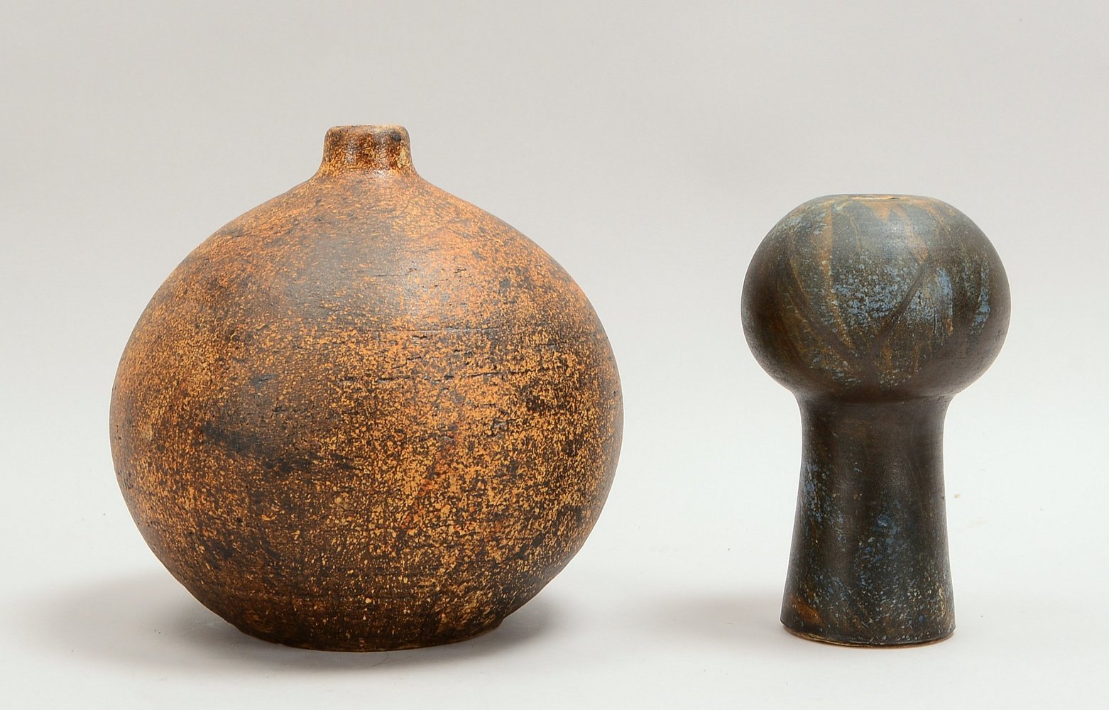 Liebenthron, G., 2 Künstler-Keramikvasen, dat./mit Künstlersignet; Höhe 20/23 cm