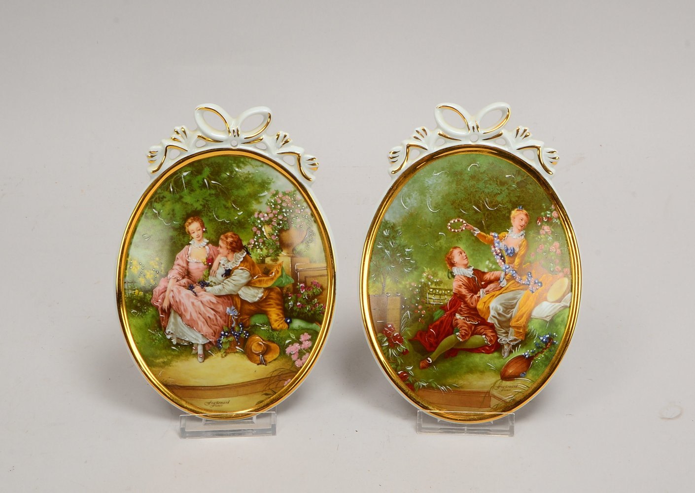 Limoges, 2 Porz.-Bilder, Motive nach Fragonard, ovale Form: 'Le Trefle'/'Rehausse Main'