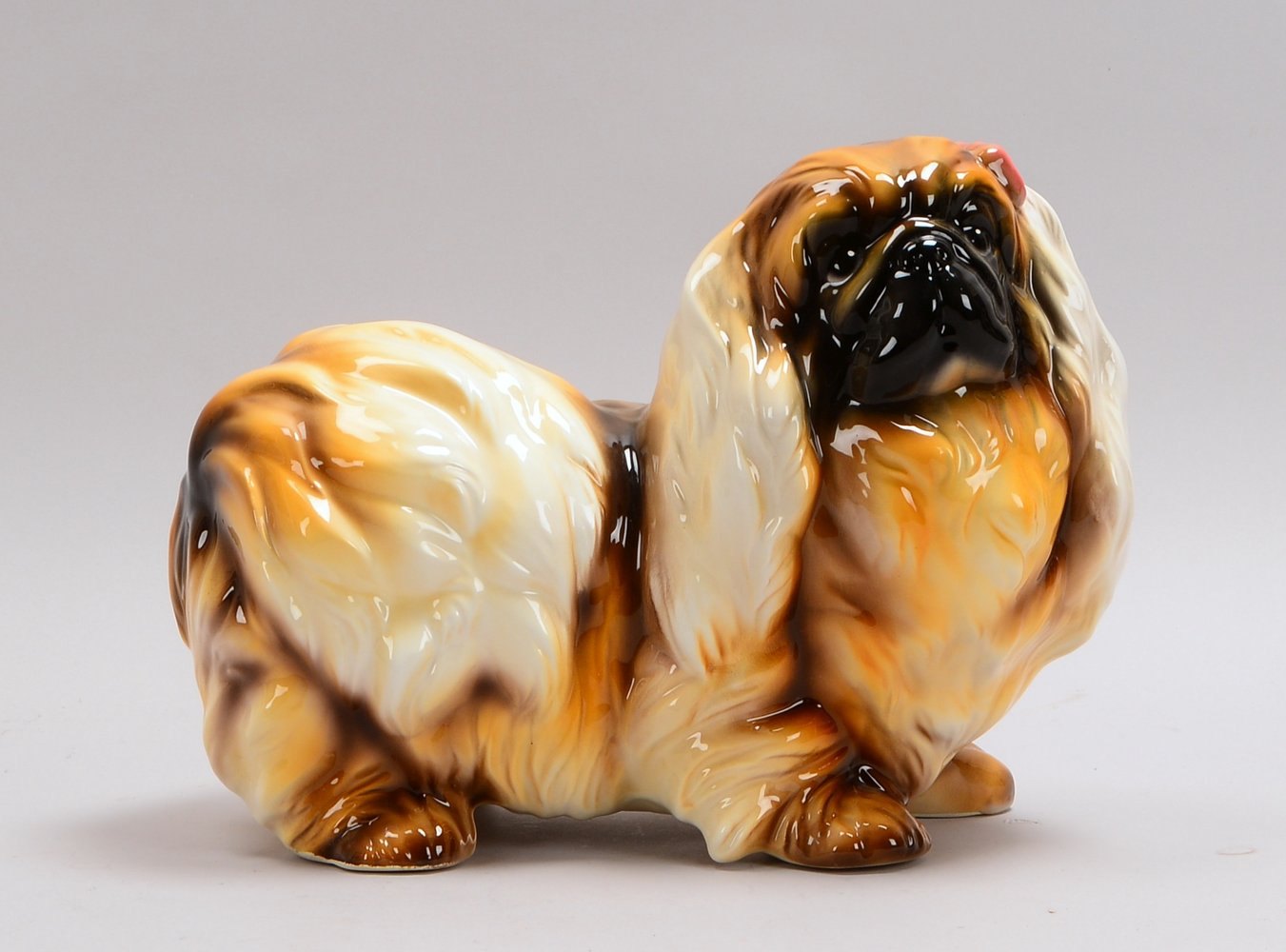 Große Keramikfigur, 'Pekinese', ungemarkt; Höhe 26 cm, Länge 32 cm