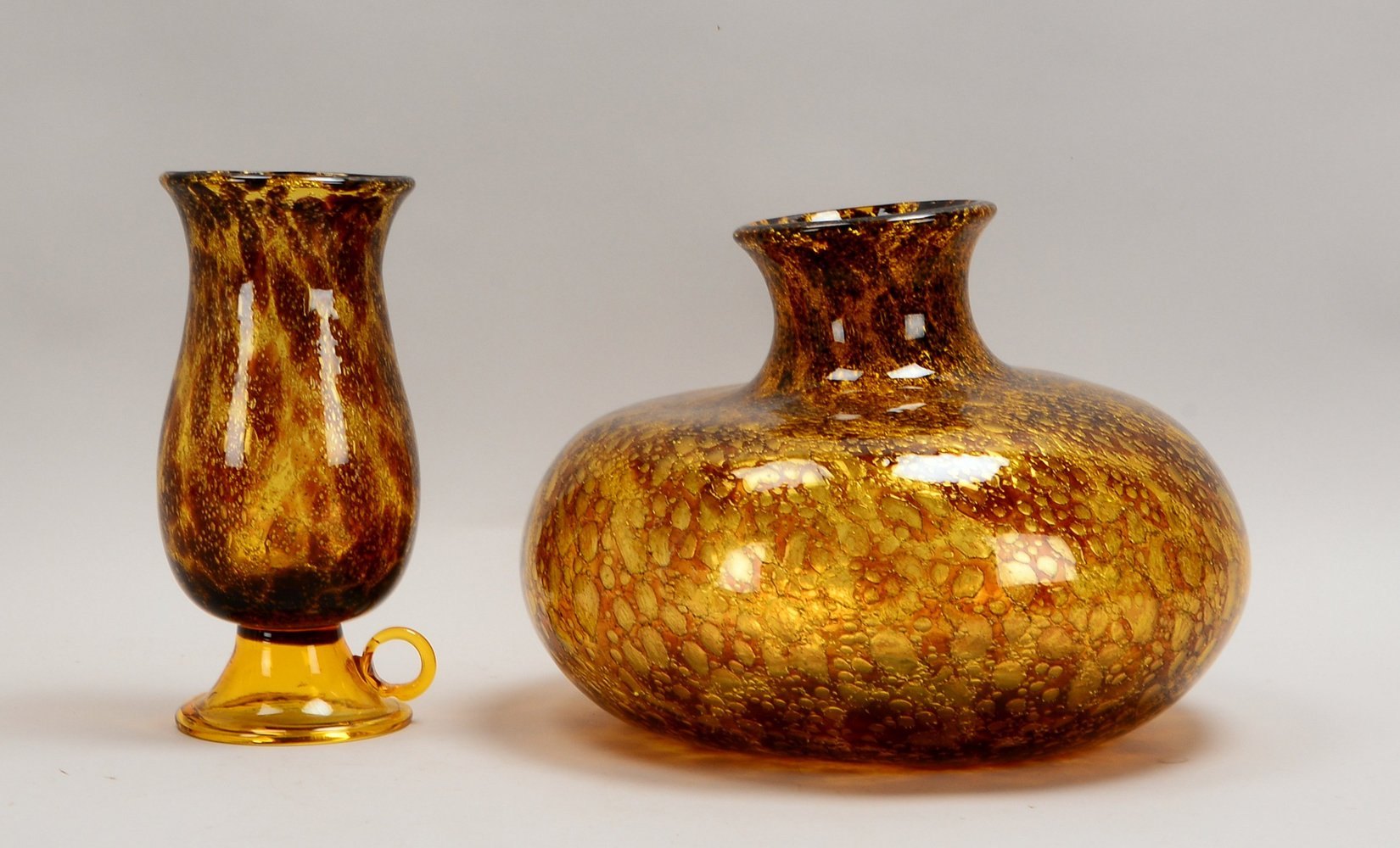 Vase, braunes Glas mit Blaseneinschl., klar überf., mit Windlicht; Höhe Vase 27 cm