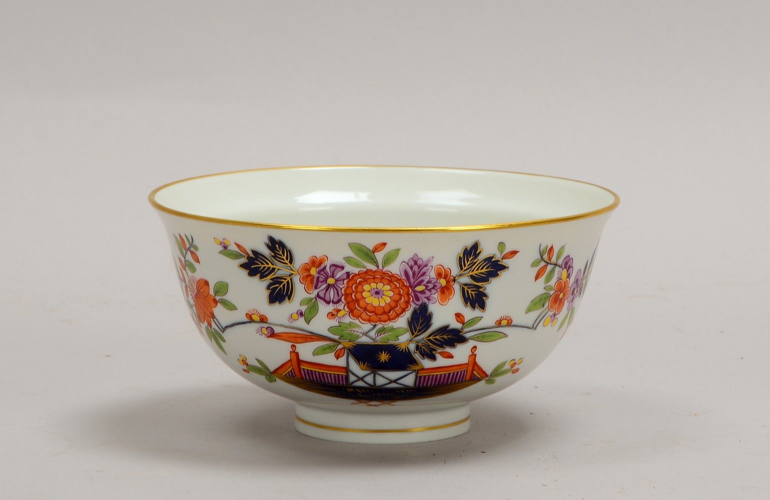 Meissen, Porz.-Kumme, Tischchenmuster-Dekor und Goldrand; Höhe 7 cm, Ø 14 cm