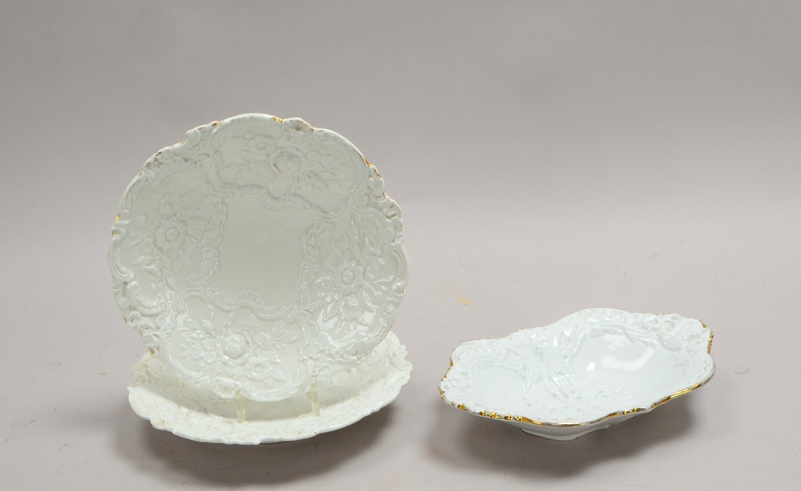 Meissen, 3 kleines Prunkschalen, 2x rund/1x oval, Weißporz., Reliefdekor, mit Goldrand