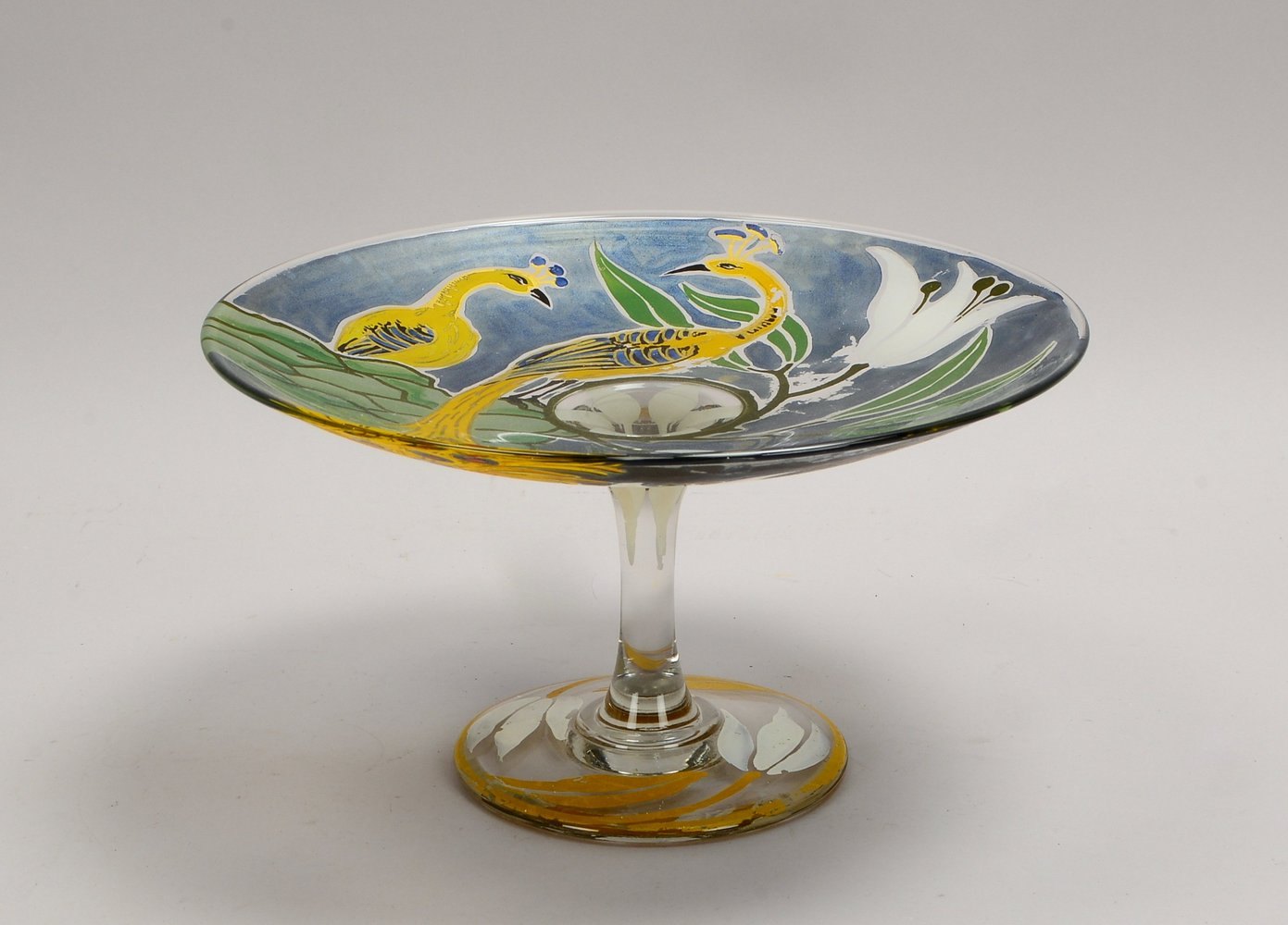 Fußschale, Glas, polychr. Bemalung, 'Pfauenmotiv', (unleserlich) sign.; Ø 31 cm