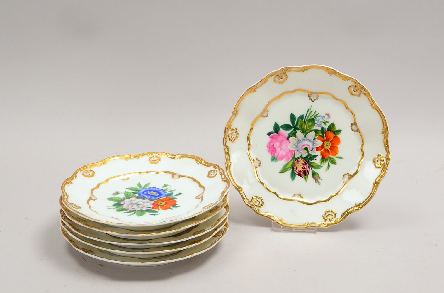 6 Obstteller, Teller mit polychr. Bemalung (versch. 'Blumenbouquets'), mit Goldrand; Ø 22 cm