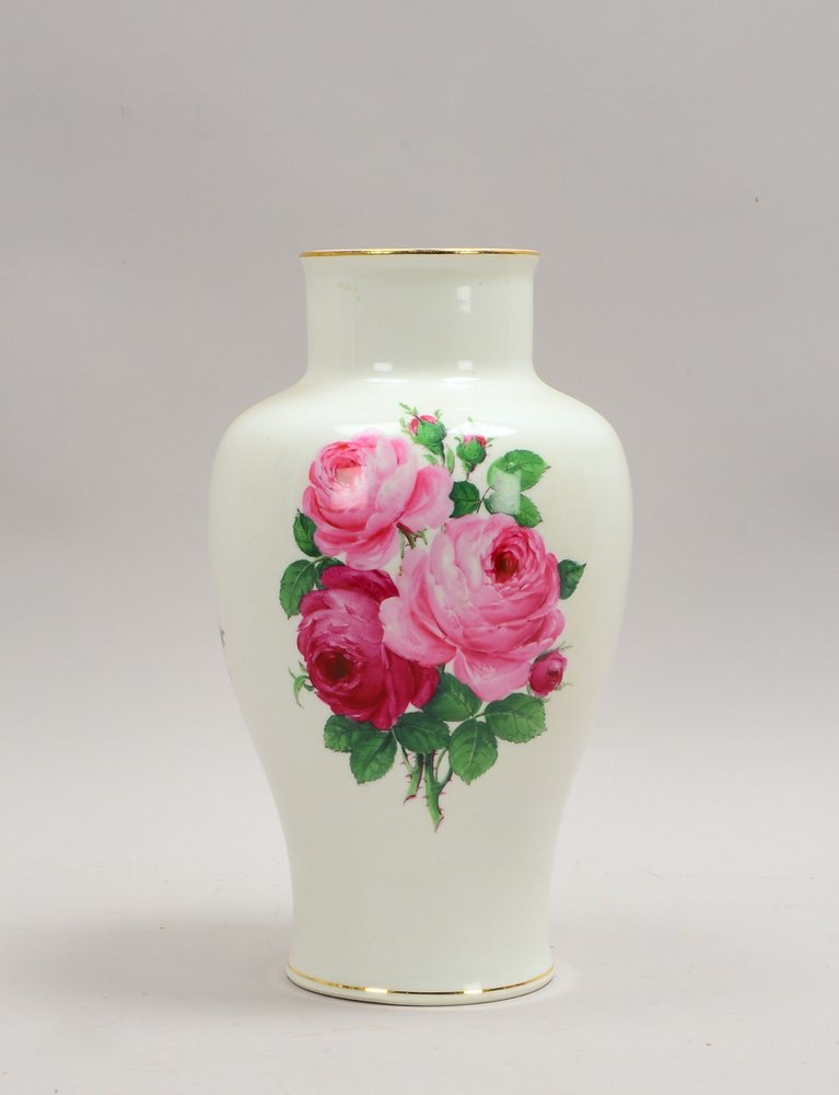 Meissen (2-gestr.), Paar Porzellanvasen, Wandung jeweils mit Rosendekor; Höhe 32,5 cm