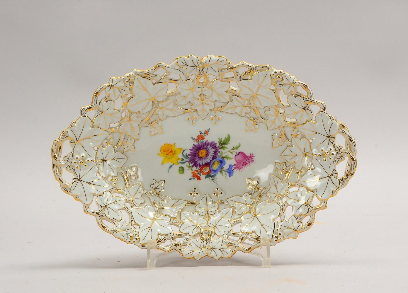 Meissen-Prunkschale, Blumendekor, Rand mit relief. Dekor ('Efeuranken'); Ø 32,5 cm