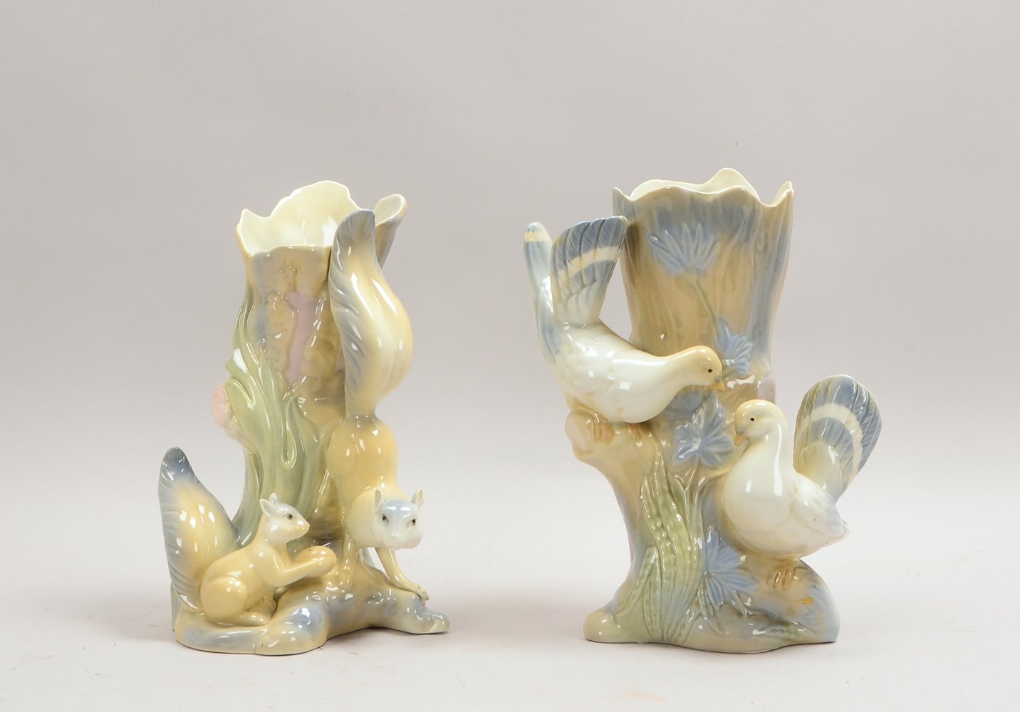 Miguel Requena, 2 figürl. Vasen, Schaft mit plast. Tierfigur ('Eichhörnchen'/'Tauben')