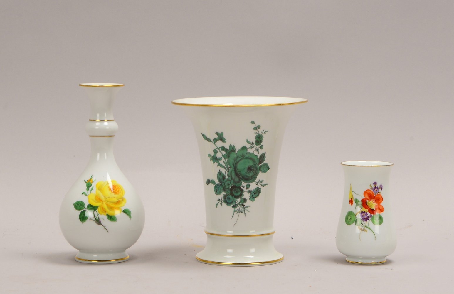 Meissen, 3 Tischvasen, verschiedene Ausführungen; Höhe 10 cm - Höhe 18,5 cm