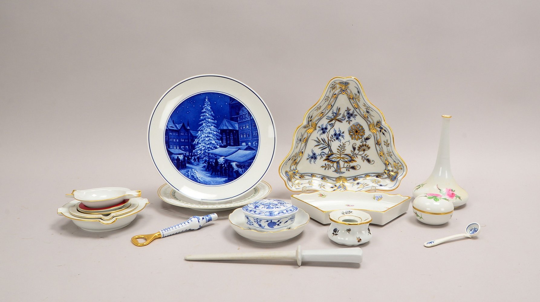 Meissen, Tischporz.-Konvolut, versch. Teile/Qualitäten (Aschenbecher, u.a.)
