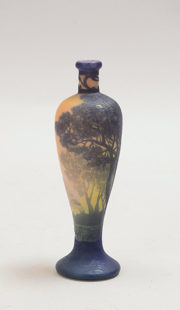 De Vez, Glasvase, blauem überf., mit geschnittenem Landschaftsdekor; Höhe 15,5 cm