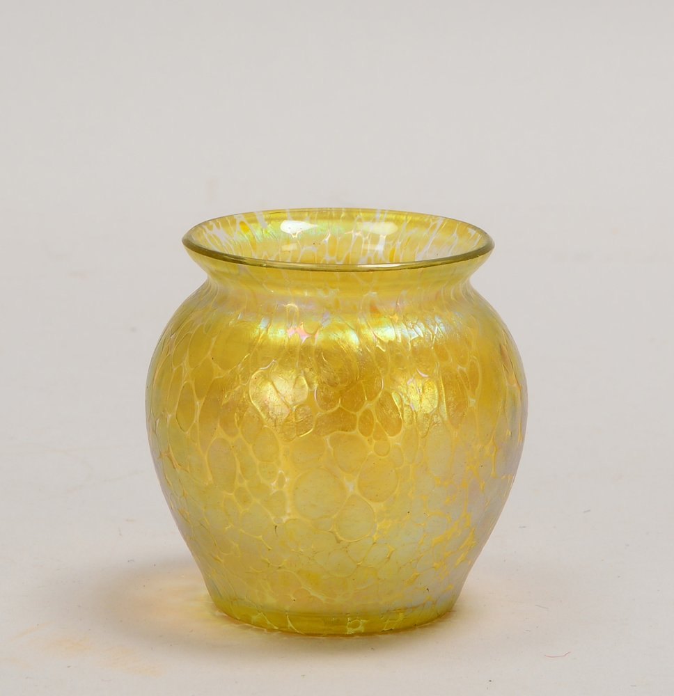 Kleine Glasvase (wohl Loetz), gelb irisierendes Glas, unsigniert; Höhe 7 cm
