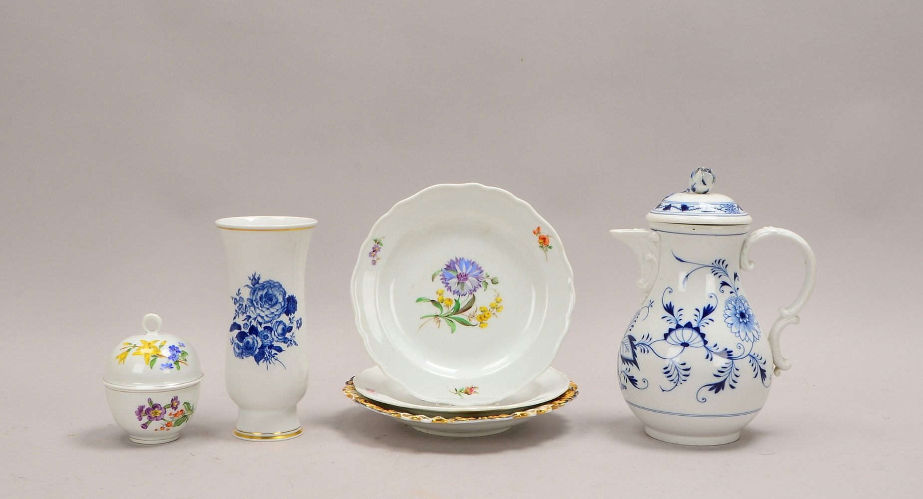 Meissen-Tischporz., 6 Teile: Kaffeekanne, 3x Teller, 1 Deckeldose, 1 Tischvase