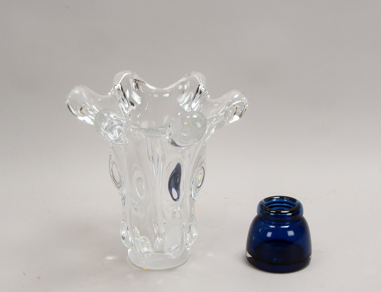 2 Glasvasen: 1x Art Vannes, Klarglas, im Boden gem.; 1x Glashütte Hagen, blau, ritzsign./dat.