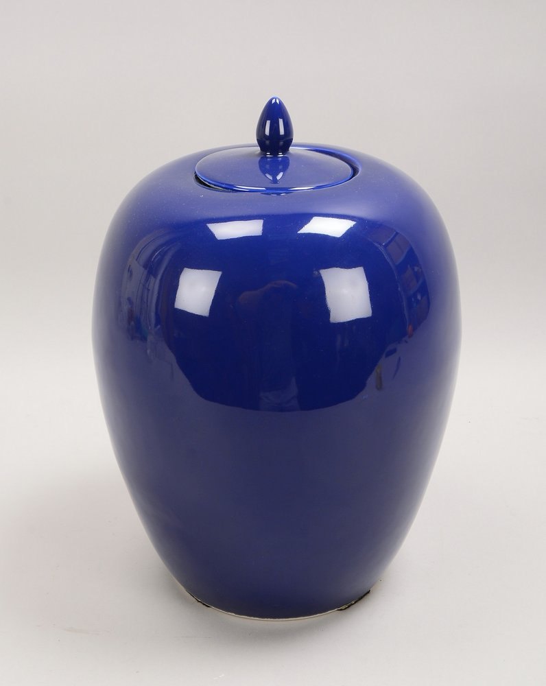 Deckelvase (im chin. Stil), Porzellan, mit puderblauer Glasur; Höhe 40 cm
