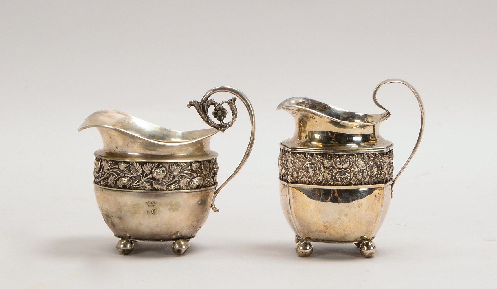 2 Sahnegießer, Silber, mit Blumenfries, auf 4x Kugelfüßen; Höhe 13 cm, Gew. zus. 388 g