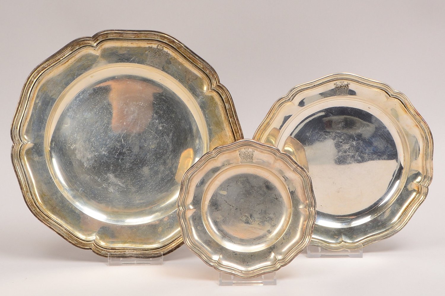 3 Wilkens-Tabletts, 800 Silber, Dresdner Barockrand und Wappengravur; Gew. 807 g