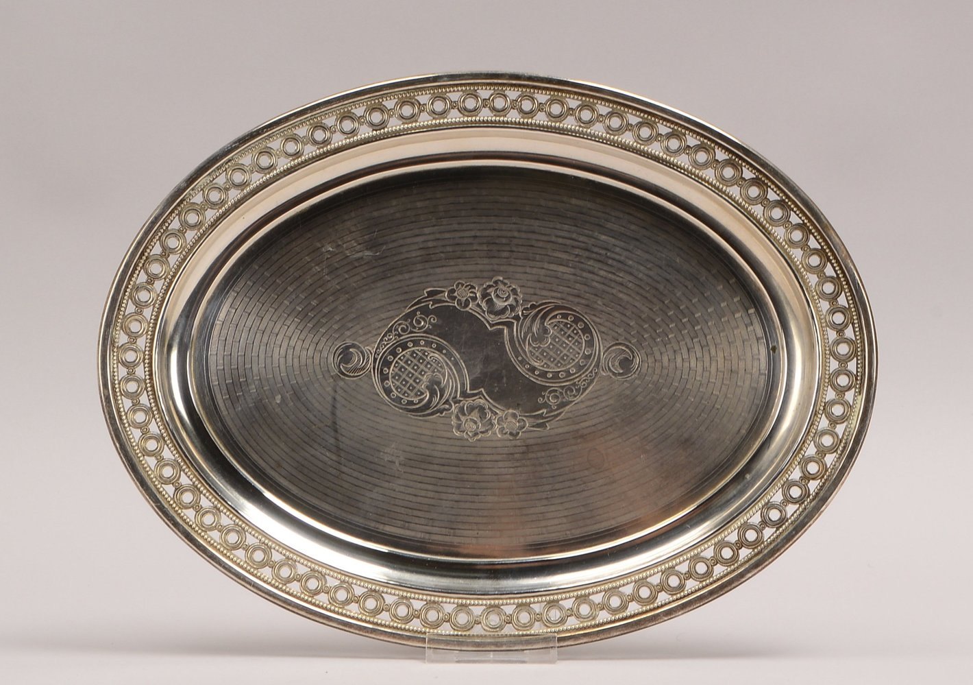 Wilkens-Tablett, 12-löt. Silber, ovale Form, durchbr. Rand und Gravurdekor; Gew. 530 g