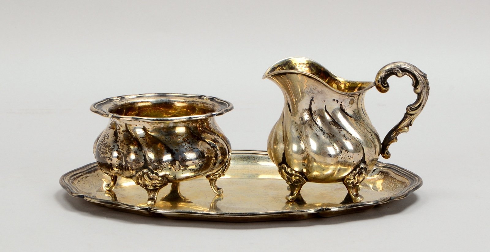 Zuckertopf und Sahnekännchen, 800 Silber, auf Wilkens-Tablett, 835 Silber; Gew. 487 g