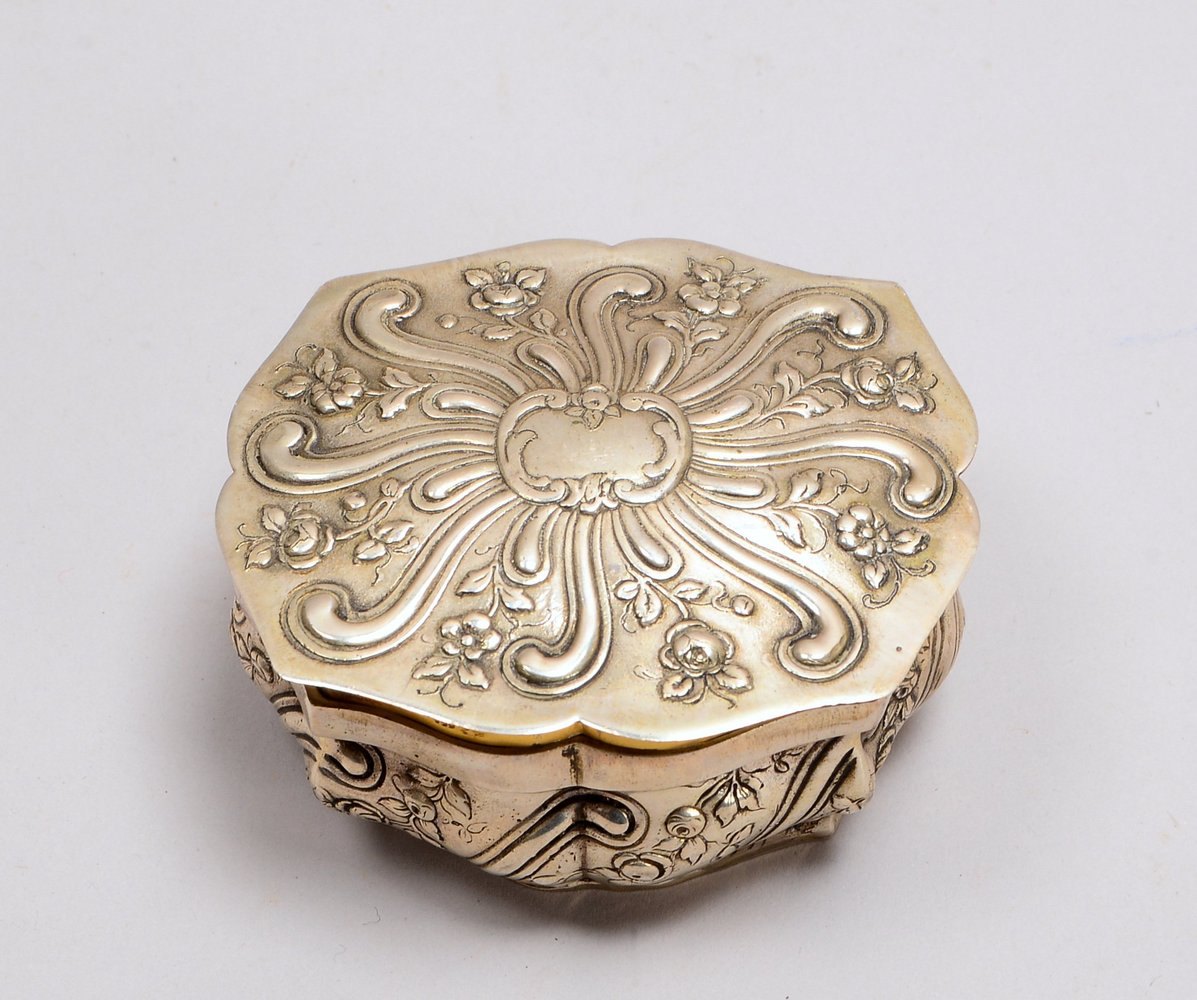 Barocke Deckeldose, 800 Silber, flor./ornament. Reliefdekor, Innenverg.; Gew. 180 g