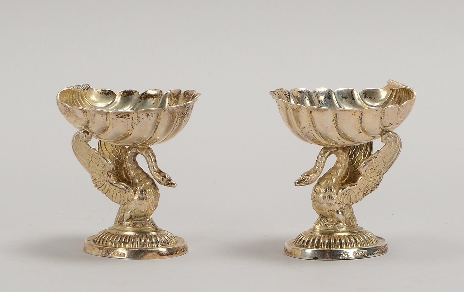 Paar Salièren, 12-löt. Silber, figürl. gestaltet ('Schwan' mit Muschelschale), auf Sockel