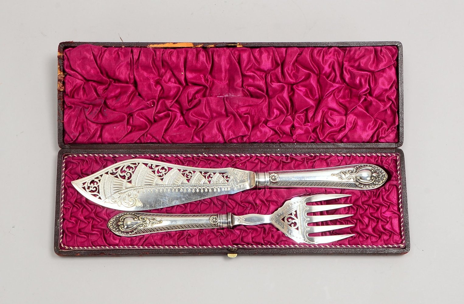 Fischvorlegebesteck, vers., 2-tlg., ziseliert/reliefiert, teils durchbrochen, im orig. Etui