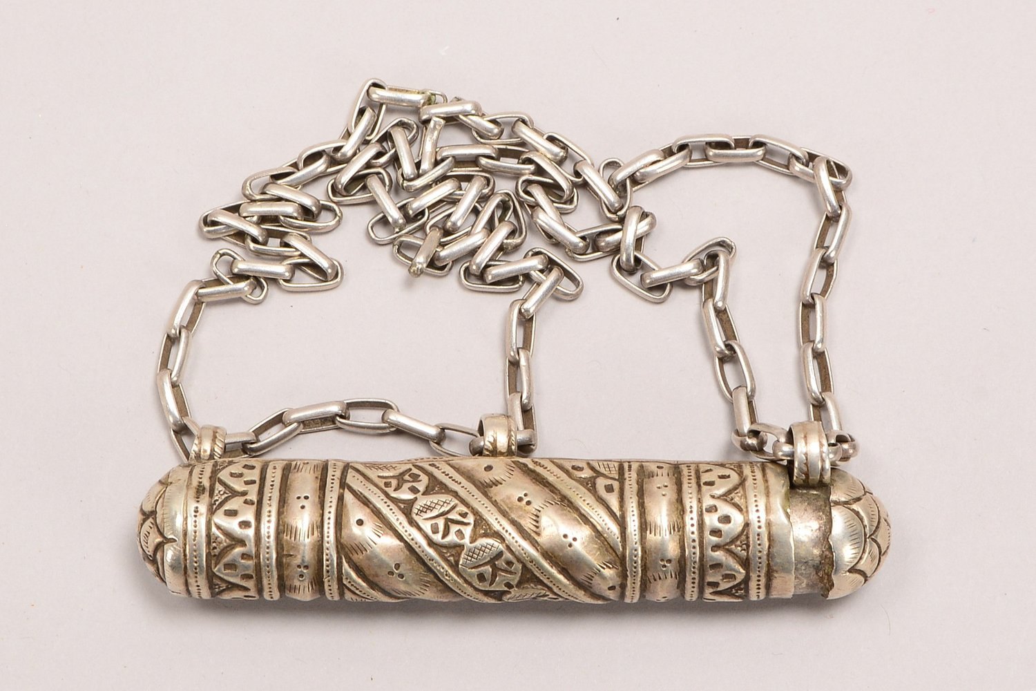 Judaica-Sammlerstück: Thora-Behälter, ornamental relief., an Silberkette; Länge 10 cm, Gew. 53 g