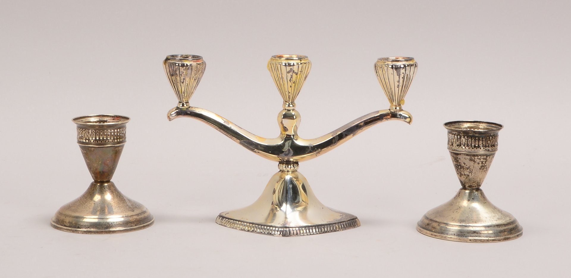 3 Tischkerzenleuchter, Silber (gefüllt): 1x 3-fl., Höhe 13,8 cm; und 2x als Paar, Höhe 8,6 cm